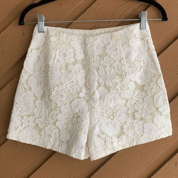 Topshop Off-White Floral Lace Pattern Shorts - Picture 2 of 6